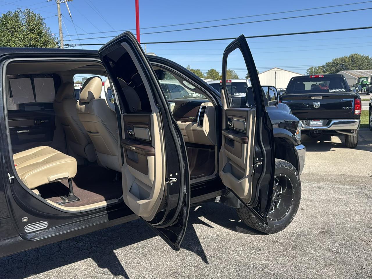 RAM 2500 Laramie 4x4 Mega Cab 6'4" Box 2017