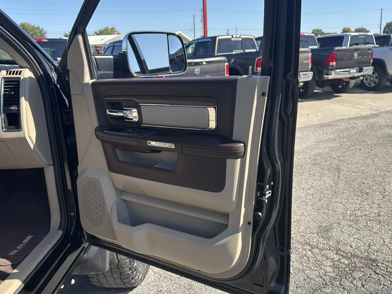 RAM 2500 Laramie 4x4 Mega Cab 6'4" Box 2017