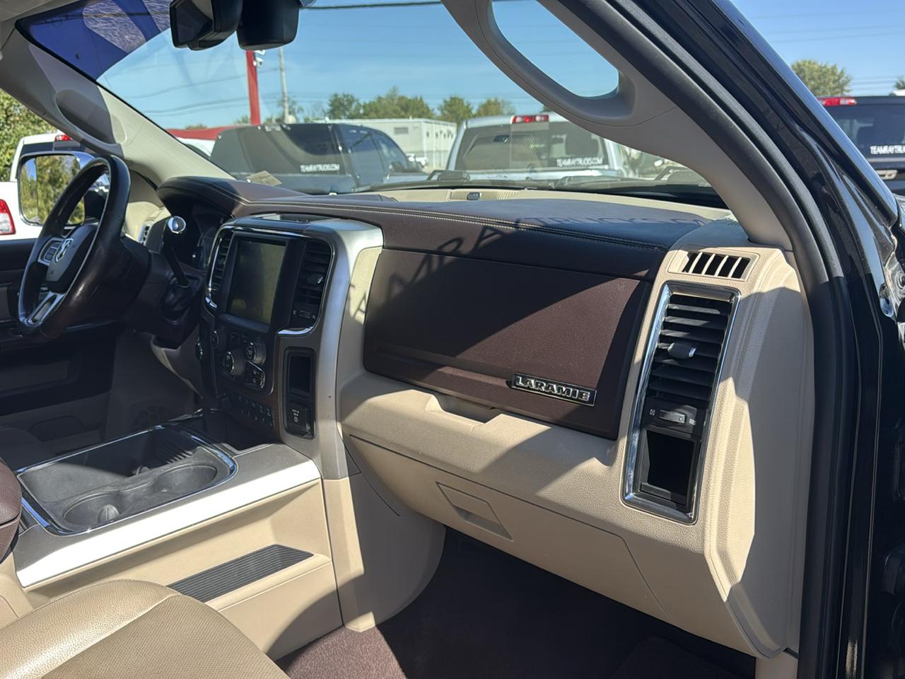 RAM 2500 Laramie 4x4 Mega Cab 6'4" Box 2017