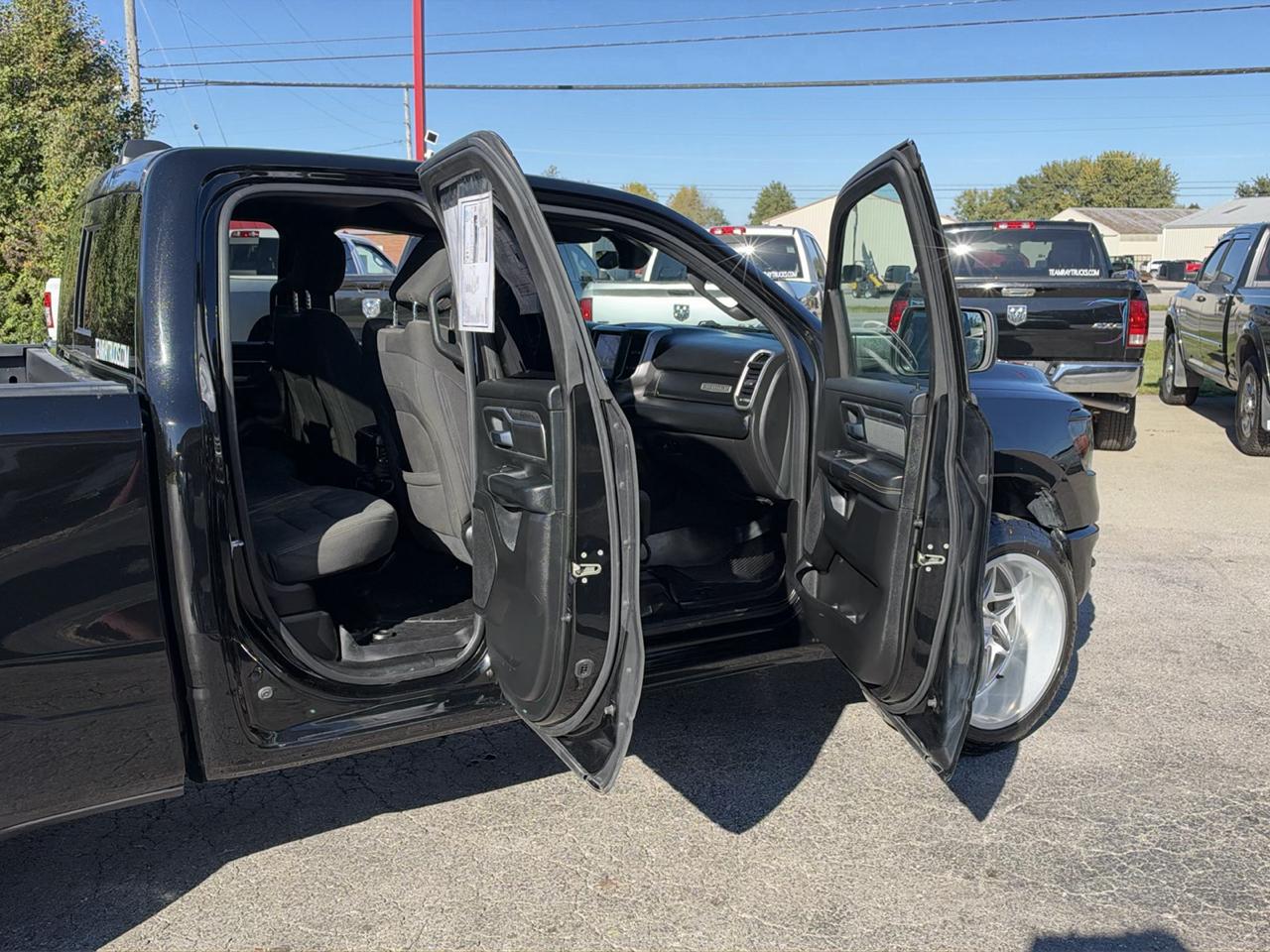 RAM 1500 Big Horn 4x4 Quad Cab 6'4" Box 2021
