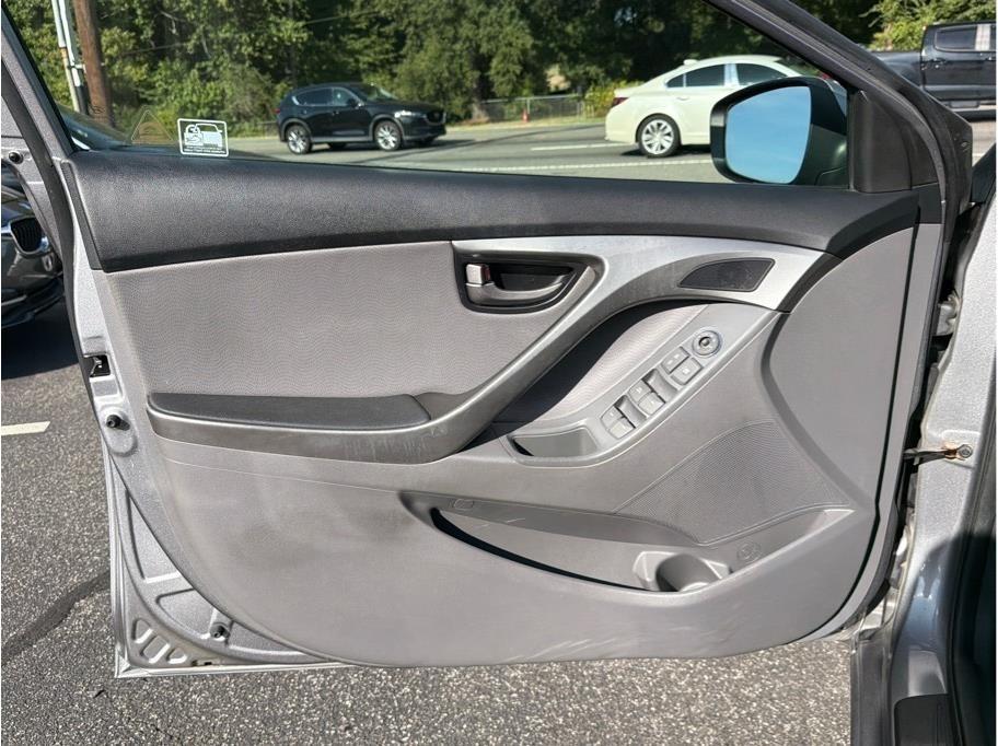 Hyundai Elantra  2012