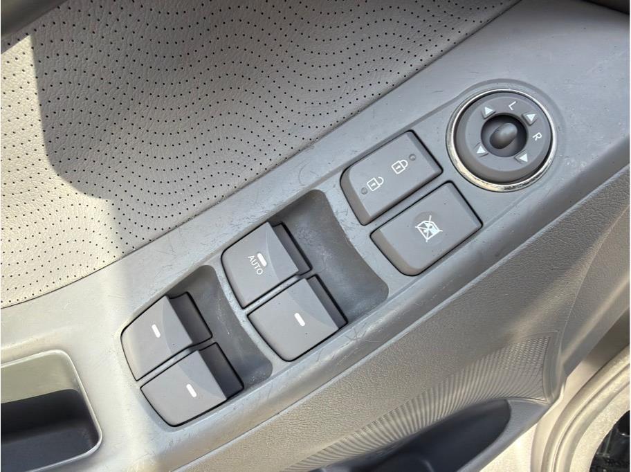 Hyundai Elantra  2012