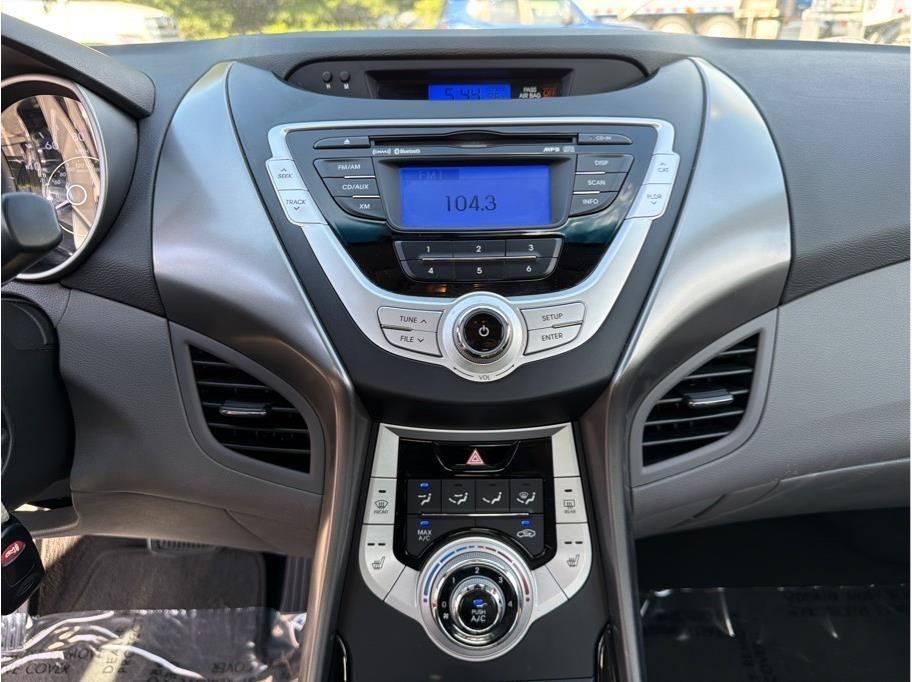 Hyundai Elantra  2012