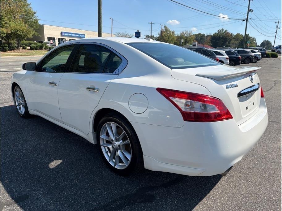 Nissan Maxima  2010