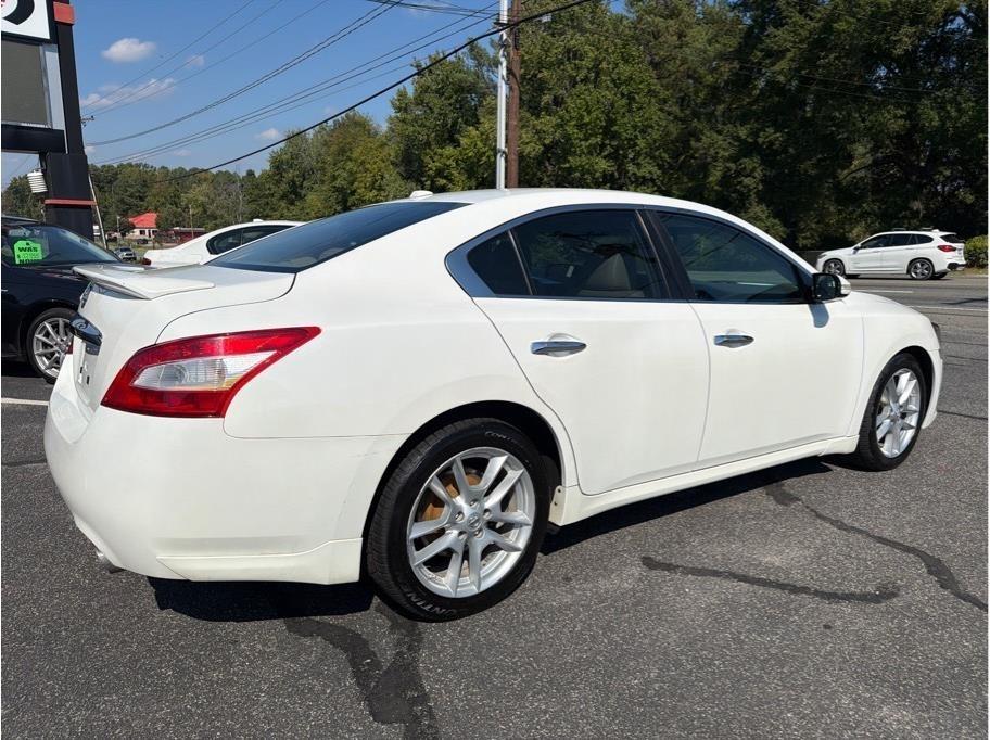 Nissan Maxima  2010