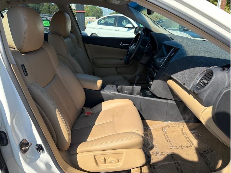 Nissan Maxima  2010