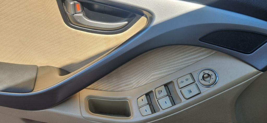 Hyundai Elantra  2013