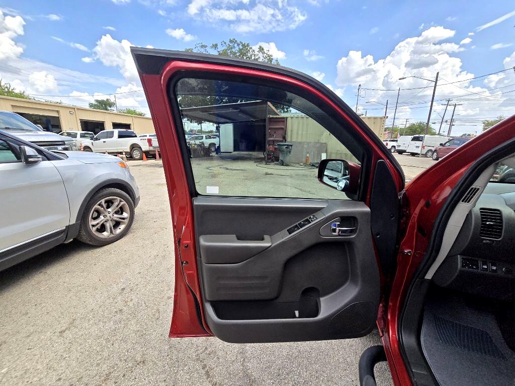 2017 Nissan Frontier PRO-4X Crew Cab photo 22