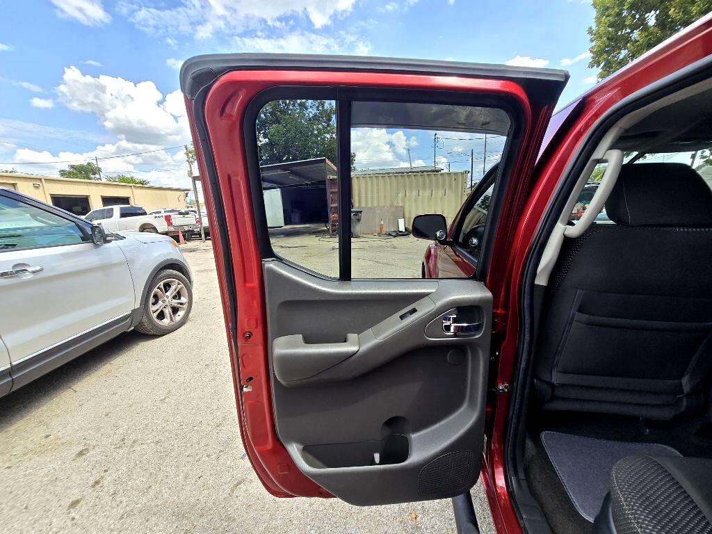 2017 Nissan Frontier PRO-4X Crew Cab photo 23