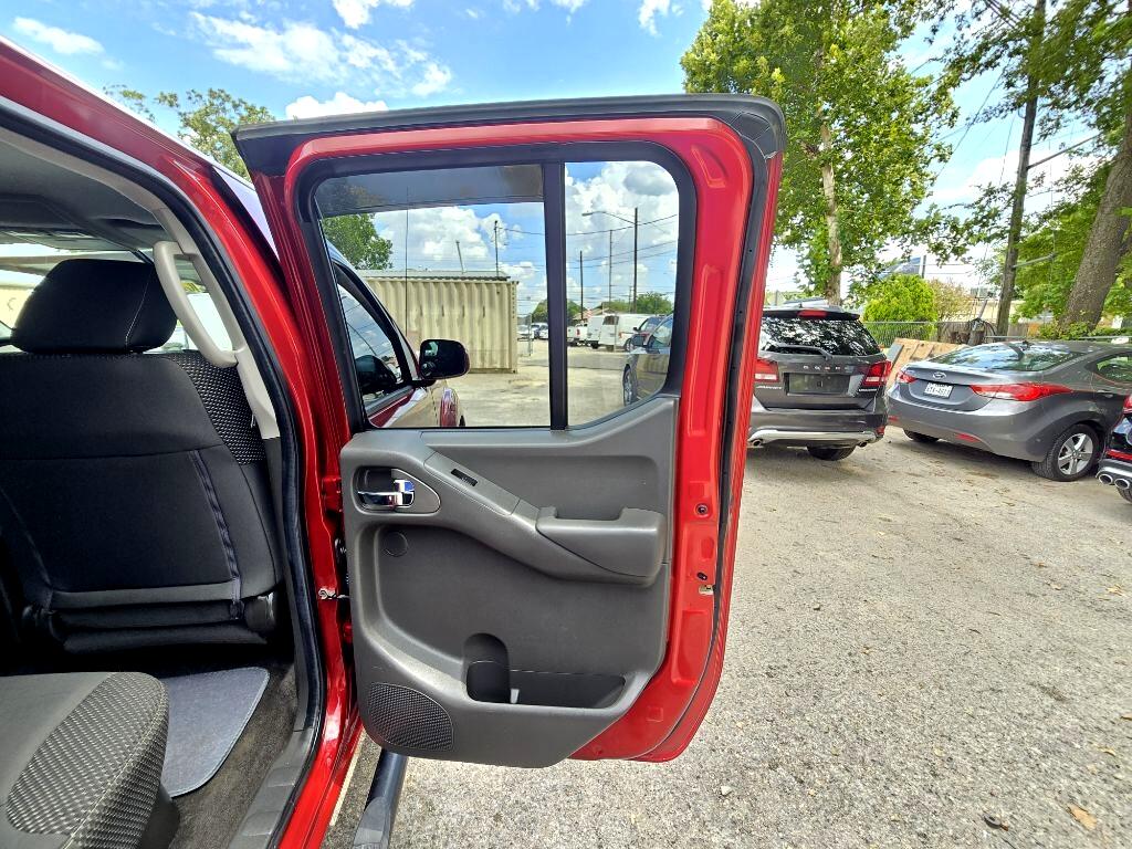 2017 Nissan Frontier PRO-4X Crew Cab photo 24