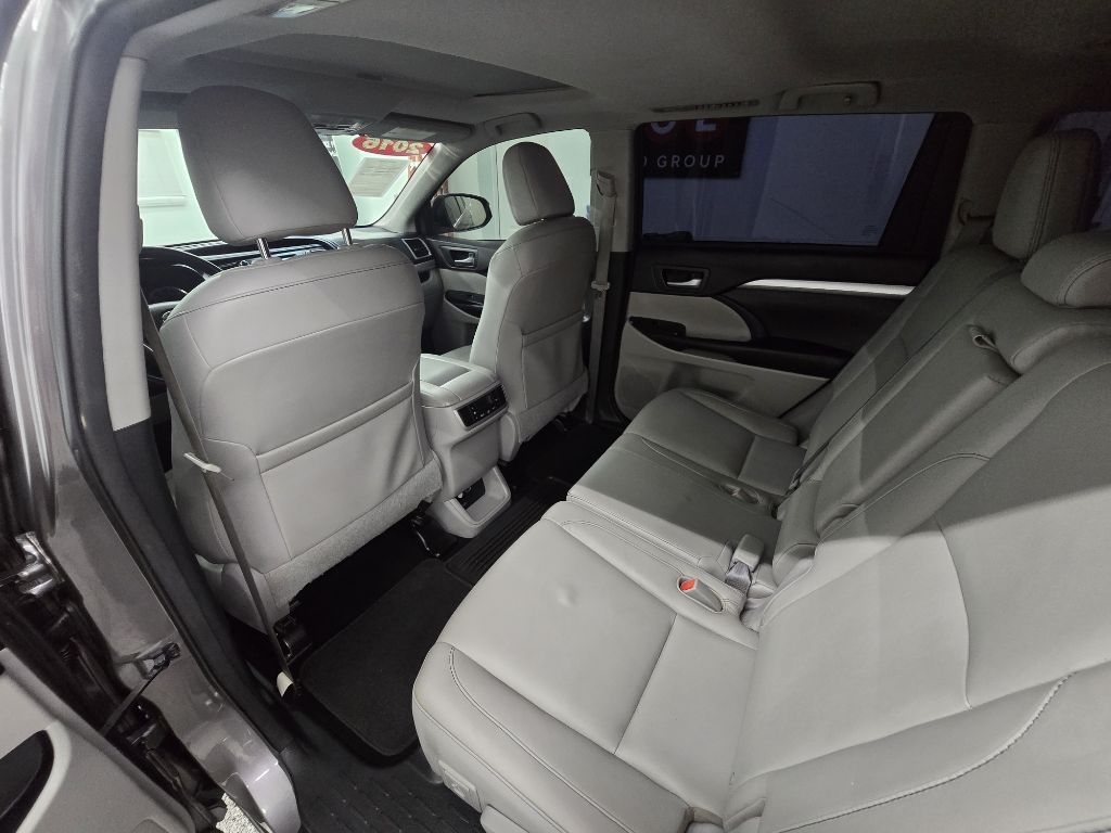2016 Toyota Highlander XLE photo 11