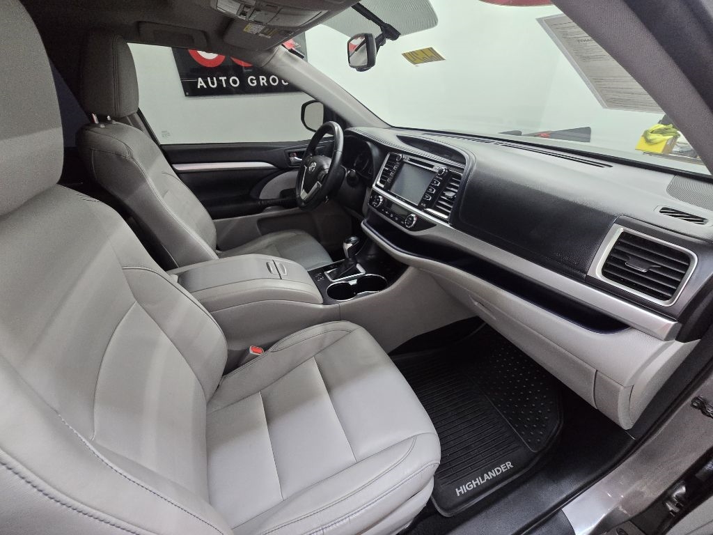 2016 Toyota Highlander XLE photo 13