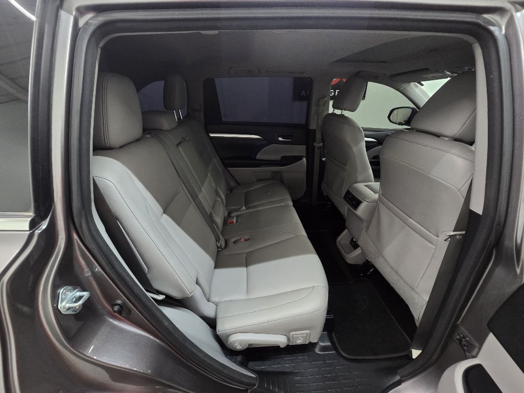 2016 Toyota Highlander XLE photo 16