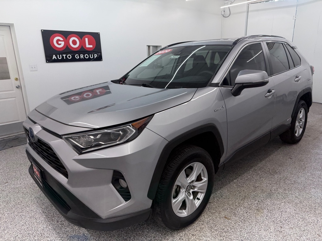 2020 Toyota RAV4 Hybrid XLE photo 3