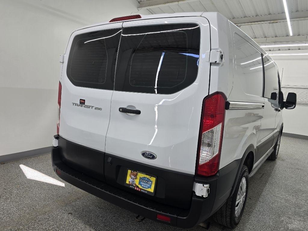 Ford Transit 250 Van Low Roof w/Sliding Pass. 130-in. WB 2021