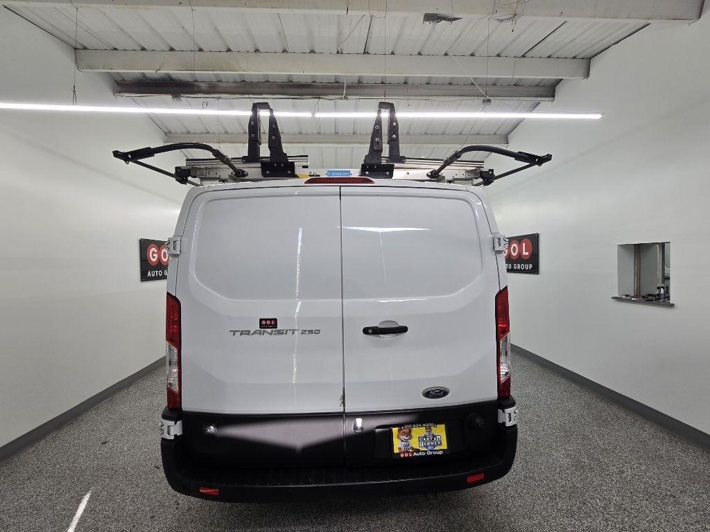 Ford Transit 250 Van Low Roof w/Sliding Pass. 130-in. WB 2020