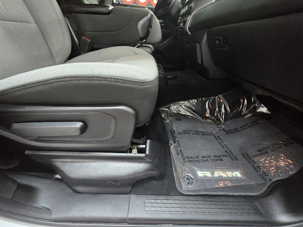RAM 1500 Lone Star 4x4 Crew Cab 5'7" Box 2024