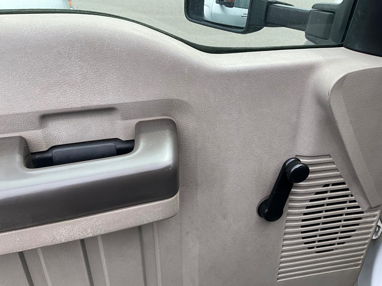 2008 Ford F-550 - Photo 7