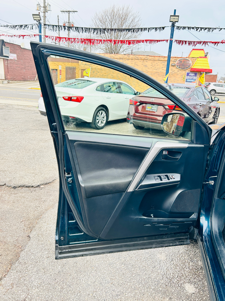 Toyota RAV4 LE AWD 2018