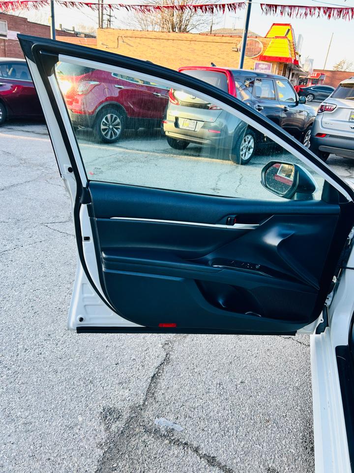 Toyota Camry Hybrid LE 2022