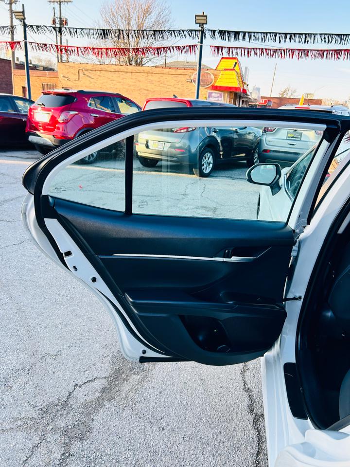 Toyota Camry Hybrid LE 2022