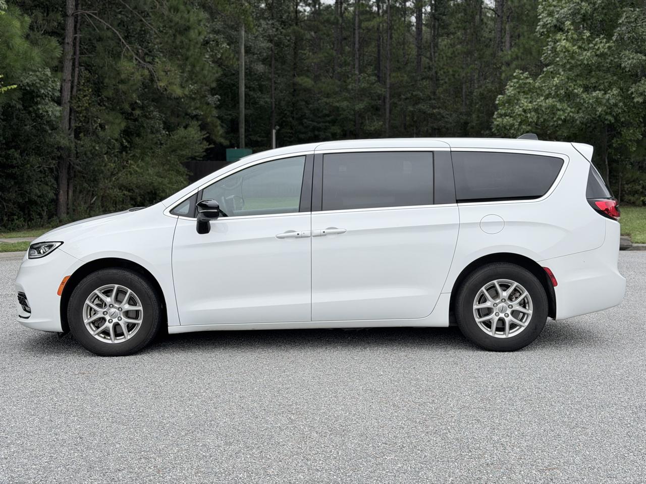 Chrysler Pacifica Touring 2024