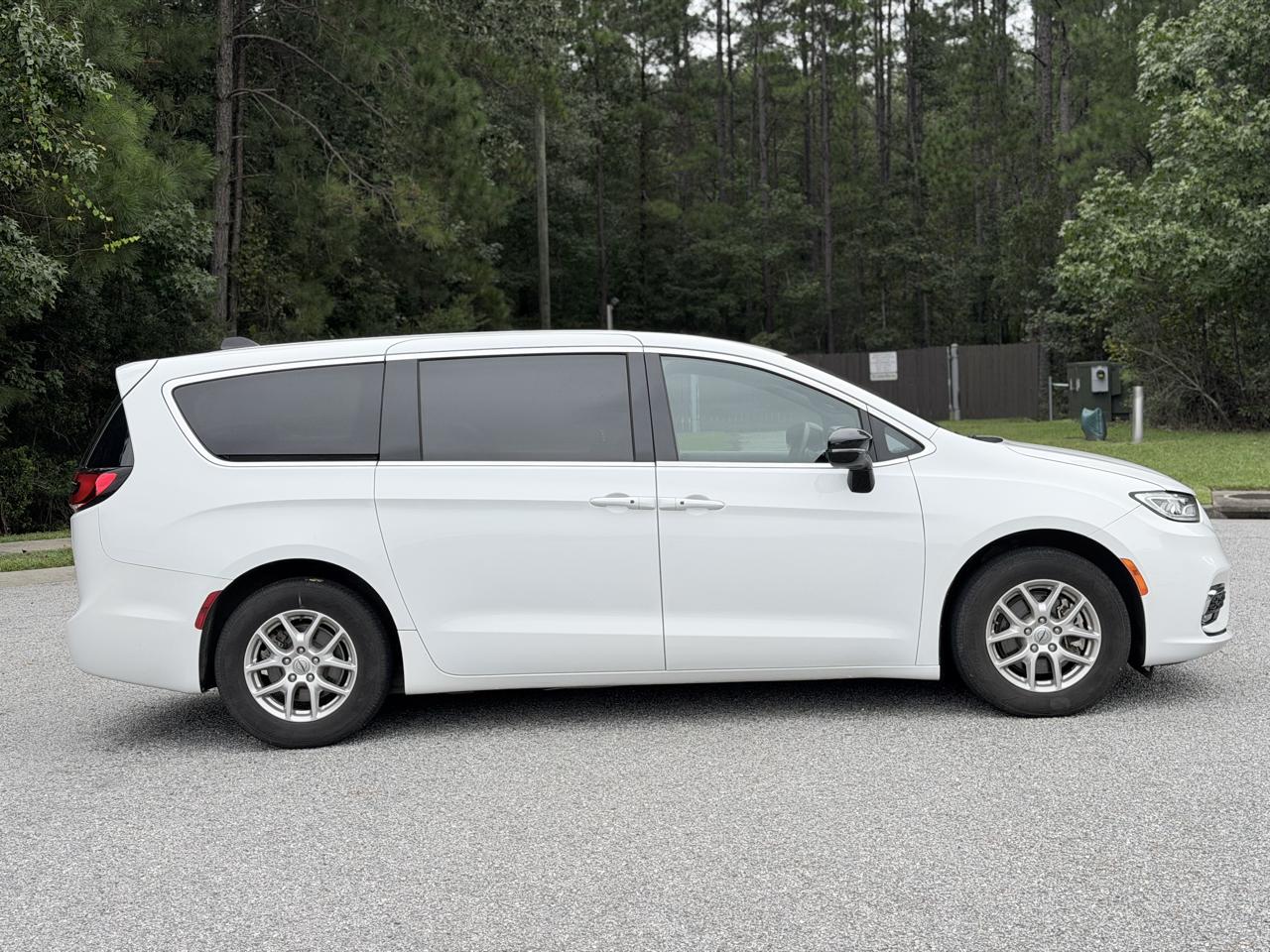 Chrysler Pacifica Touring 2024