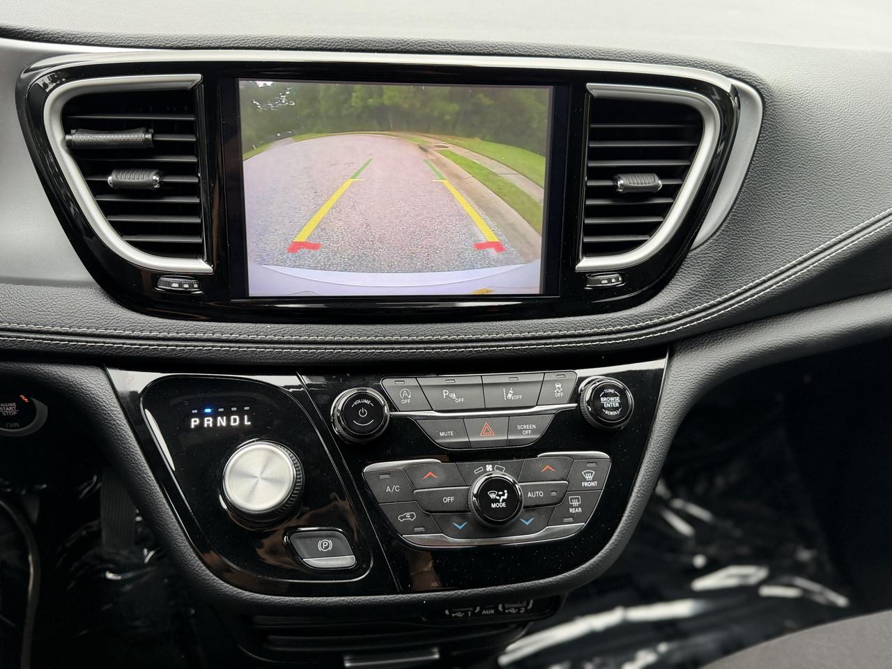 Chrysler Pacifica Touring 2024