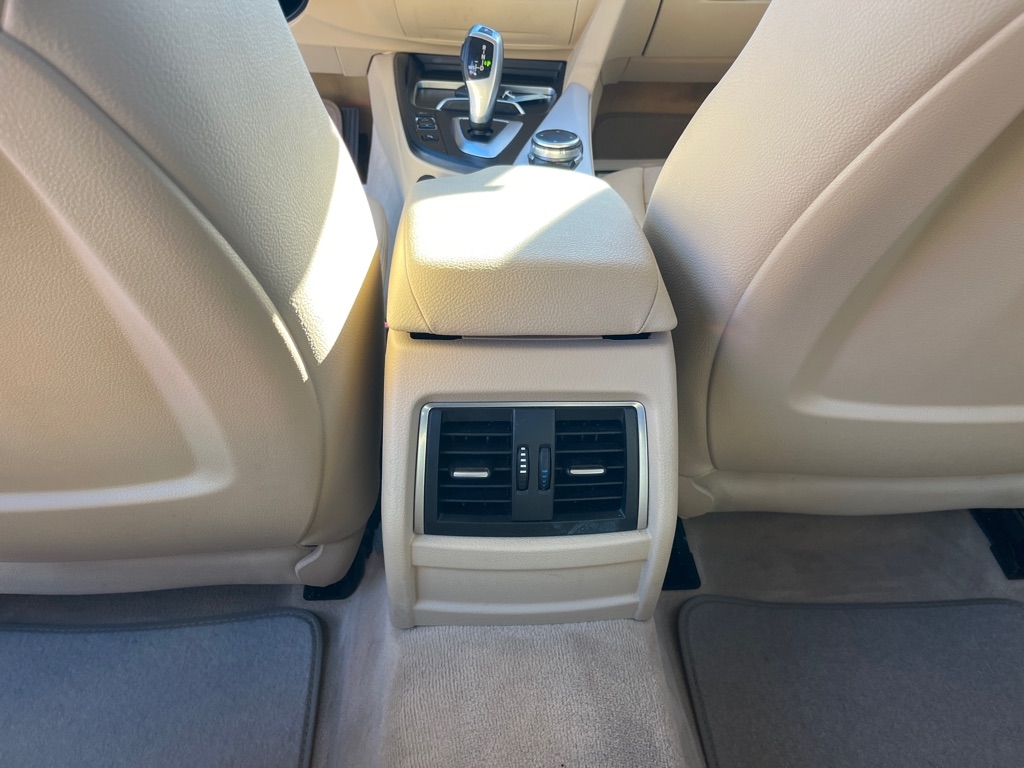 BMW 3 Series 4dr Sdn 320i RWD 2016