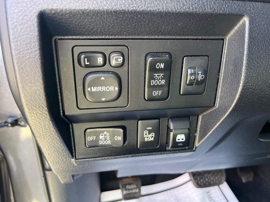 Toyota Tundra 4WD Platinum CrewMax 5.5' Bed 5.7L FFV (Natl) 2017