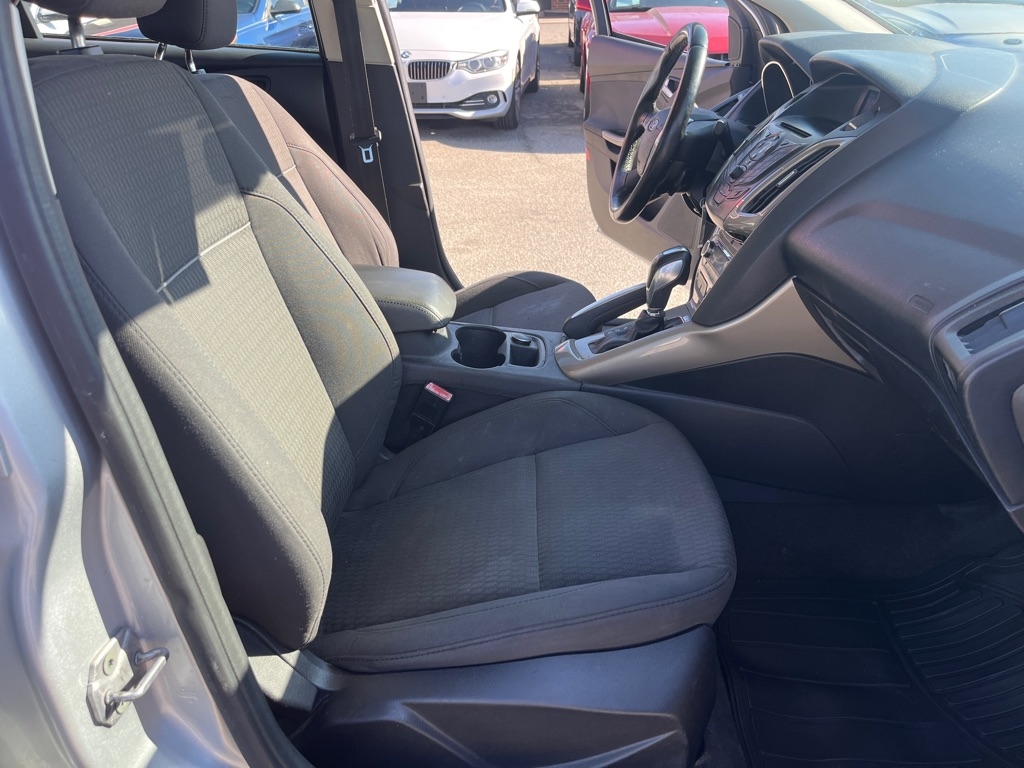 Ford Focus 4dr Sdn SEL 2012