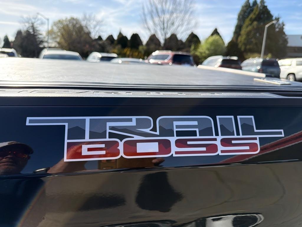 Chevrolet Silverado 1500 4WD Crew Cab 147" Custom Trail Boss 2023
