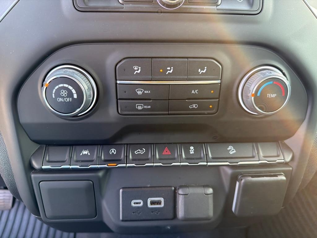 Chevrolet Silverado 1500 4WD Crew Cab 147" Custom Trail Boss 2023