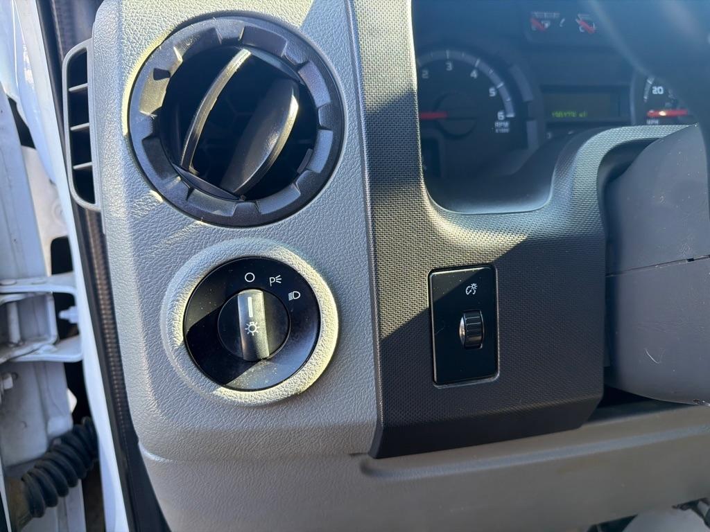 Ford Econoline Wagon E-350 Super Duty XLT 2013