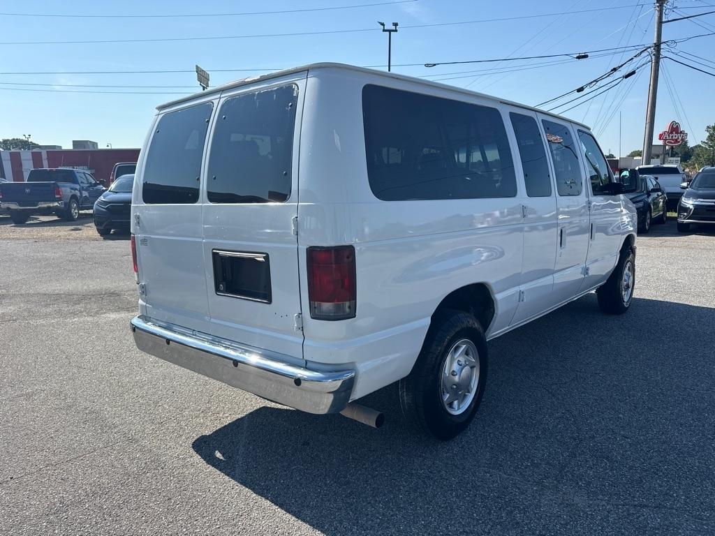 Ford Econoline Wagon E-350 Super Duty XL 2010