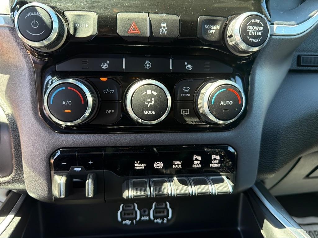 RAM 3500 Big Horn 4x4 Crew Cab 8' Box 2022