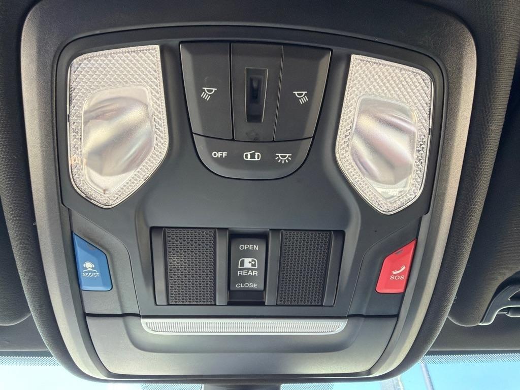 RAM 3500 Big Horn 4x4 Crew Cab 8' Box 2022