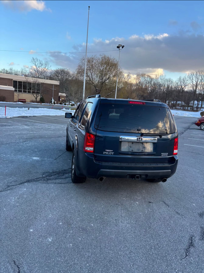 Honda Pilot Touring 4WD 5-Spd AT with DVD 2010