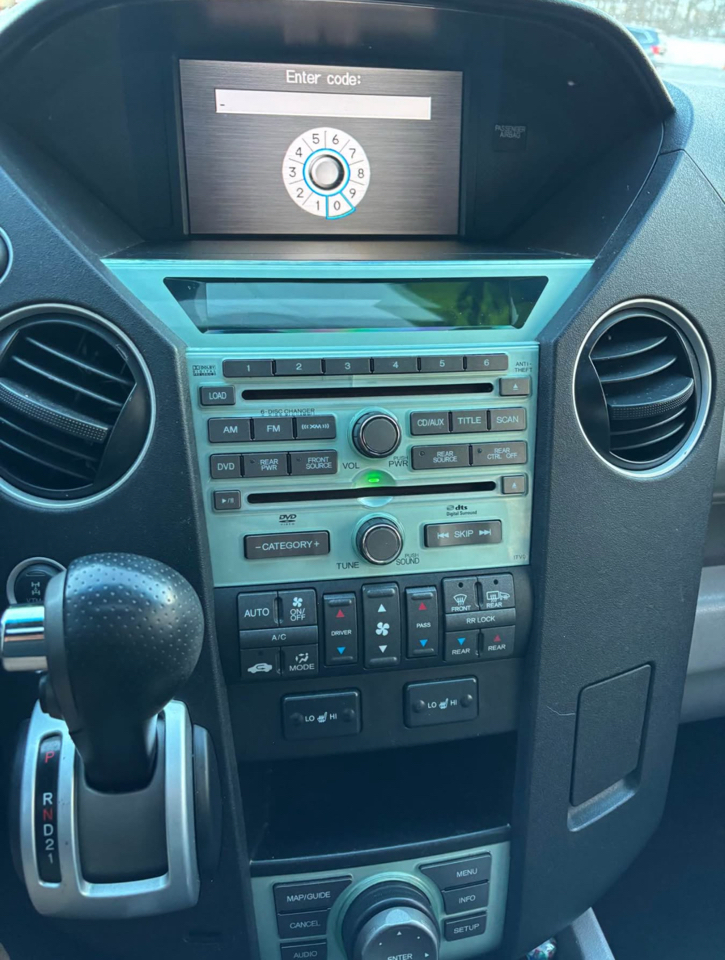 Honda Pilot Touring 4WD 5-Spd AT with DVD 2010