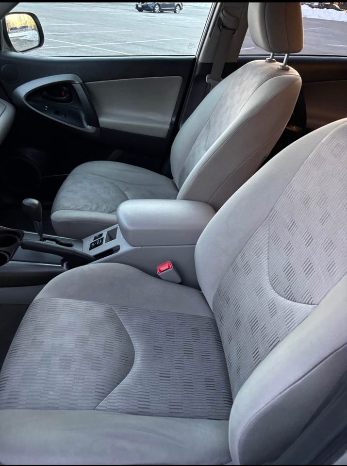 Toyota RAV4 Base I4 4WD 2011