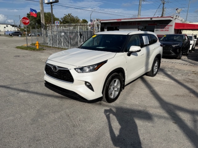 2020 Toyota Highlander LE's photo