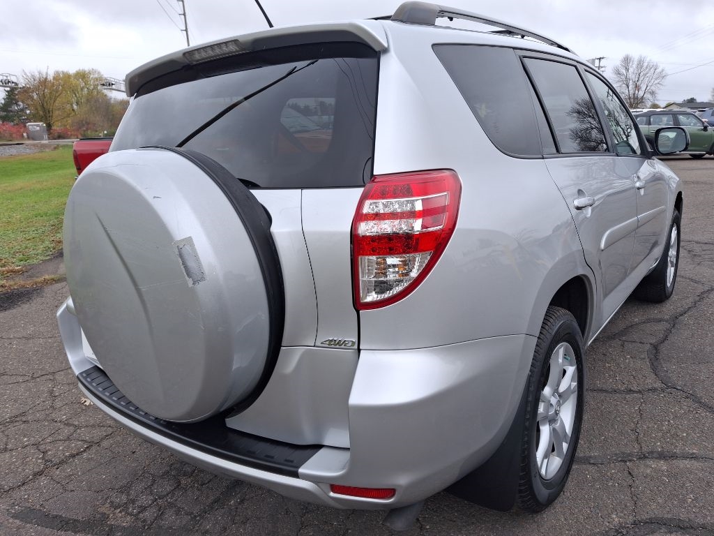 Toyota RAV4 Base V6 4WD 2011