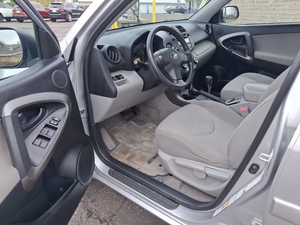 Toyota RAV4 Base V6 4WD 2011