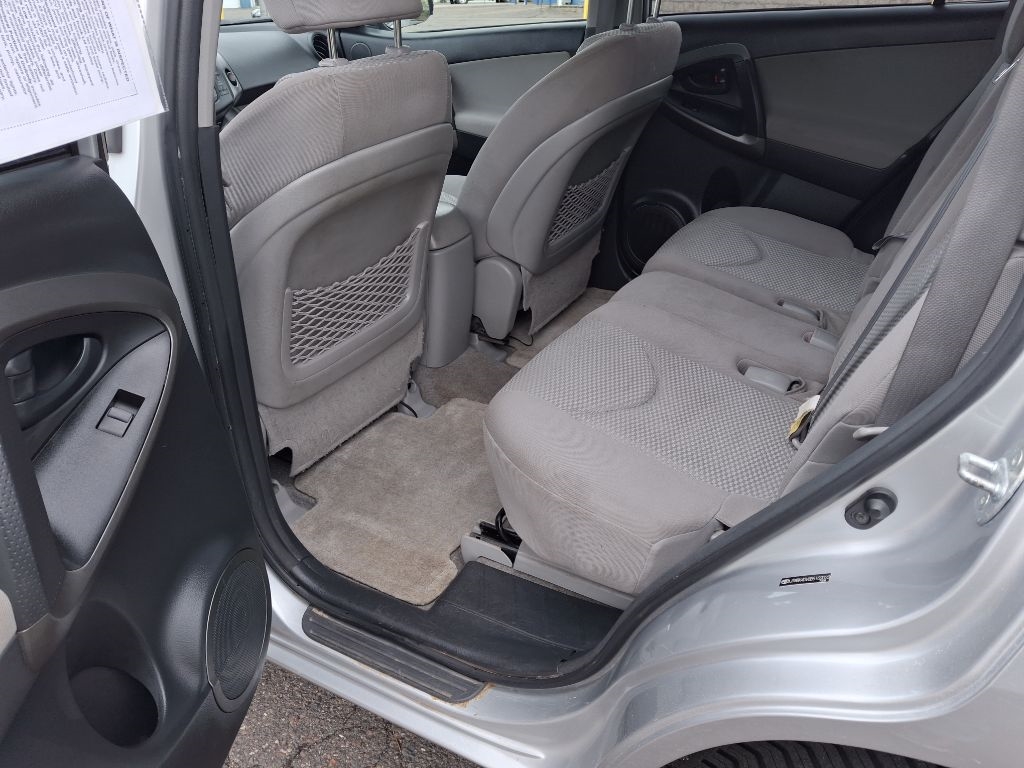 Toyota RAV4 Base V6 4WD 2011
