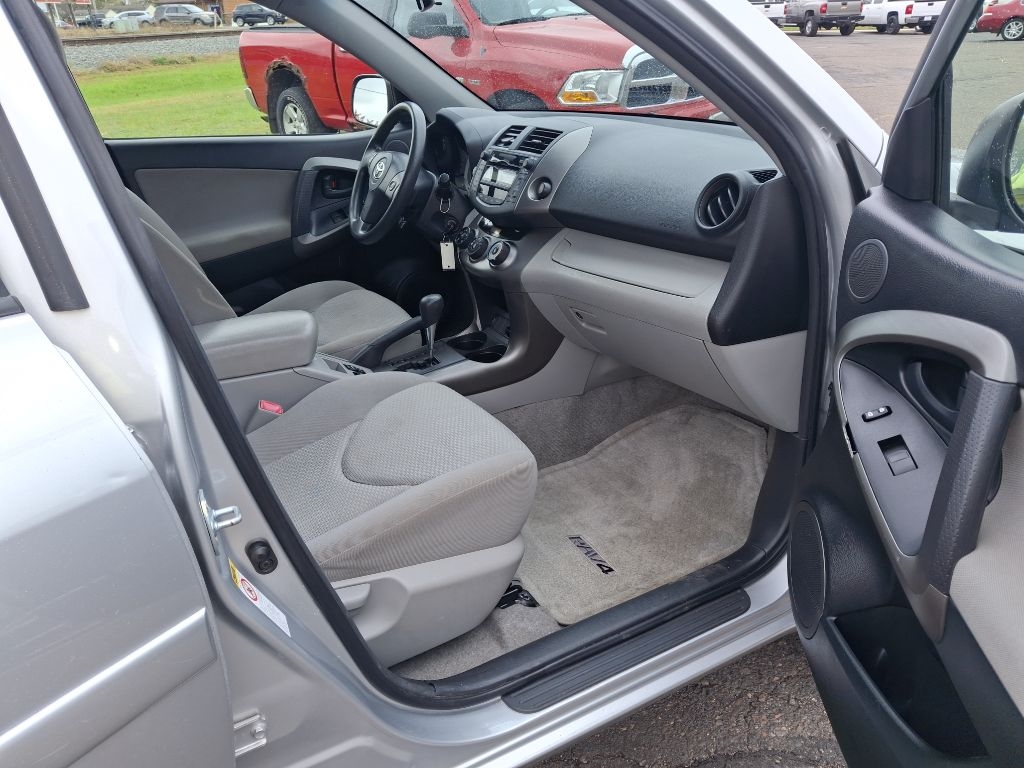 Toyota RAV4 Base V6 4WD 2011