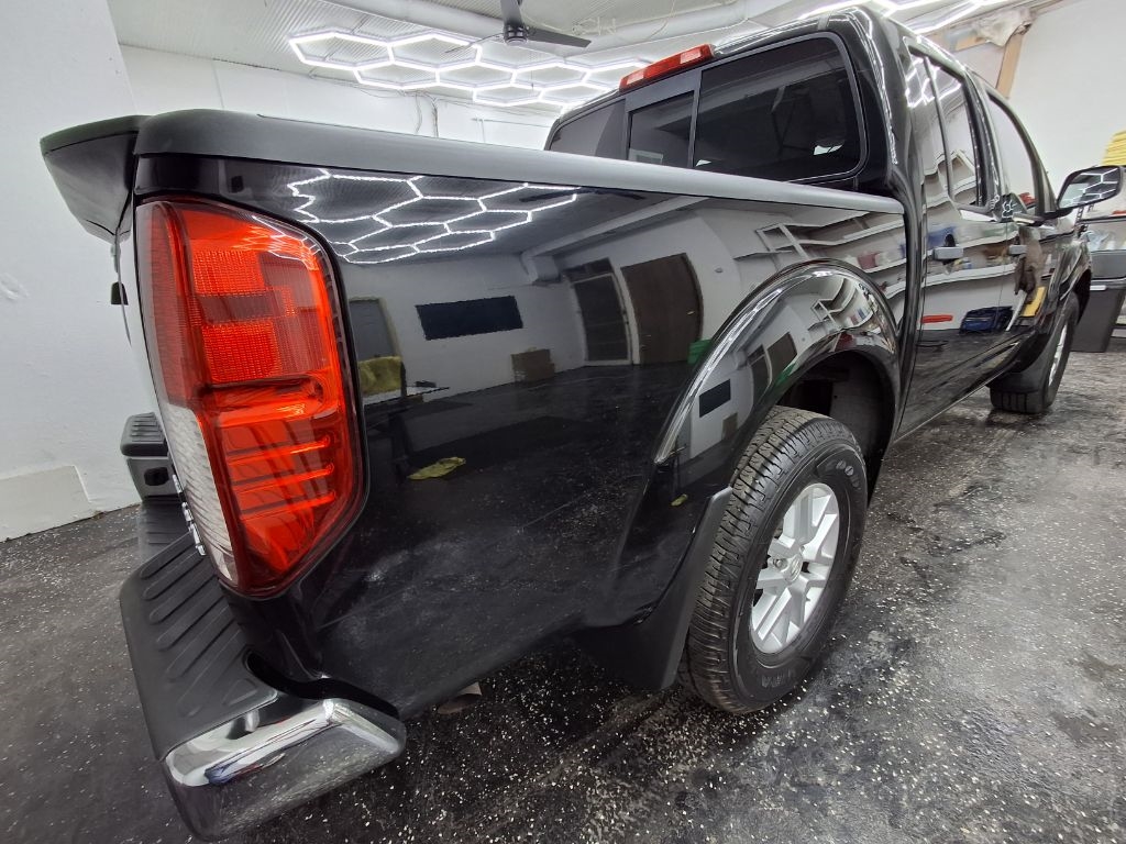 2014 Nissan Frontier SL Crew Cab photo 2