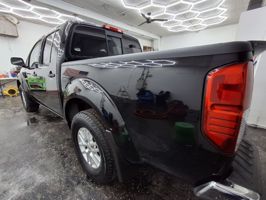 2014 Nissan Frontier SL Crew Cab photo 3