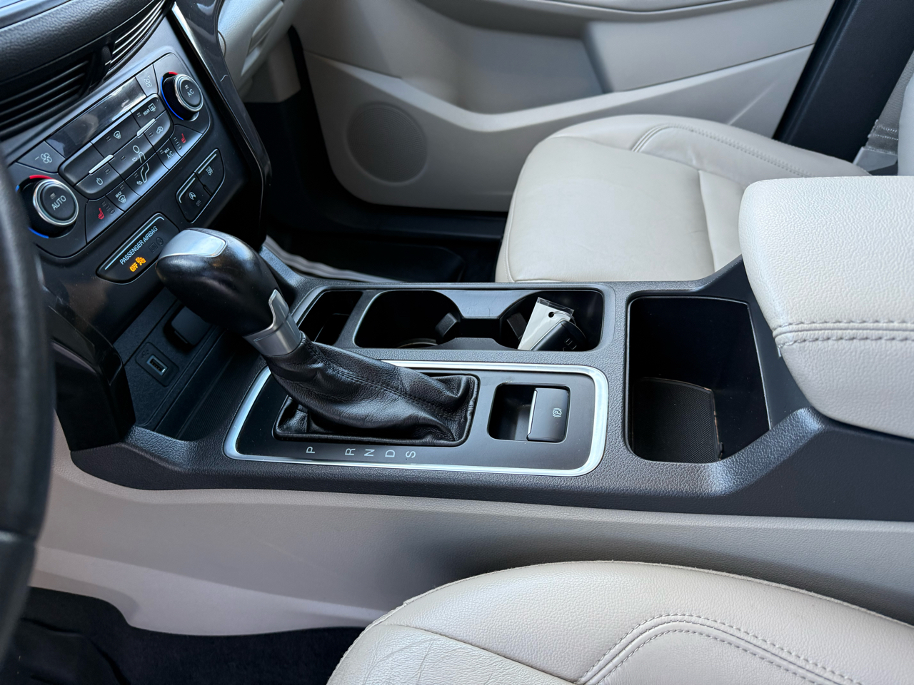 Ford Escape Titanium 4WD 2017