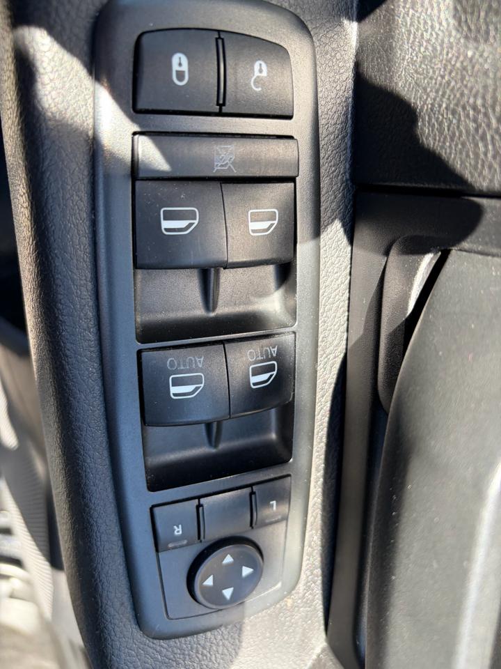 RAM 1500 Tradesman Crew Cab SWB 4WD 2015