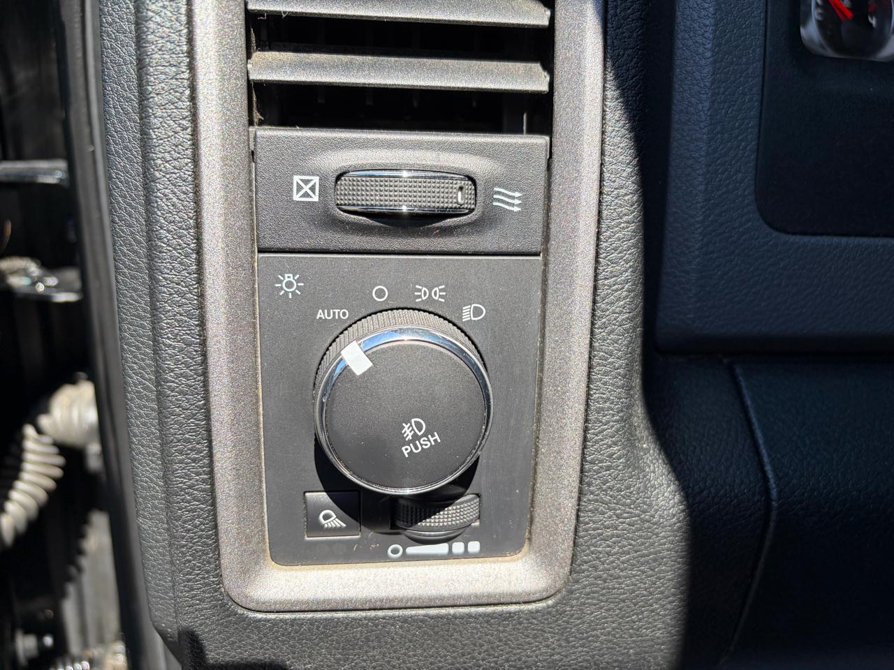 RAM 1500 Tradesman Crew Cab SWB 4WD 2015